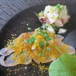 イル ヴィスキオ - 愛媛県イサキのカルパッチョ、サルディーニャのカラスミのパウダー