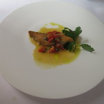 イル ヴィスキオ - 北海道 秋鮭の香草パン粉のムニエル  フルーツトマト、アンチョビ、ケイパーのバターソース