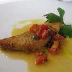 イル ヴィスキオ - 北海道 秋鮭の香草パン粉のムニエル  フルーツトマト、アンチョビ、ケイパーのバターソース