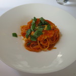 イル ヴィスキオ - バジル、モッツァレラチーズ、トマトソースのカプレーゼ仕立てのパスタ