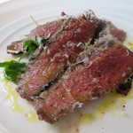 イル ヴィスキオ - 熊本県あか牛タリアータ、ルッコラのサラダ