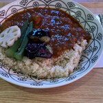 Cafe vivo tree - チキンカレー。オレガノでしょうか、イタリアンな感じのふうみ