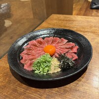 和牛料理 要 - 黒毛和牛炙りトロ肉ユッケ