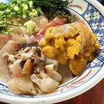 花房 - 日本海産らしい締まった白身魚とコリコリのサザエ 磯の香りを感じるウニ 地元の味が満載