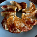 小倉 揚子江の豚まん - 円形焼き餃子を目指したけど...おいしかったです　味は豚まんに似てる　