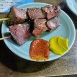 かとりや 溝の口店 - レバー塩。手前は辛子味噌