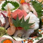 醍醐 - お造り盛り合わせは一人前でこの量？！笑笑　白エビも入っています（涙）