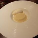 deco - デザートは、白ゴマのブランマンジェとアイス。