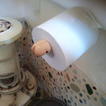 スローカフェマハロ - トイレ紙ホルダー。手作り感満載。