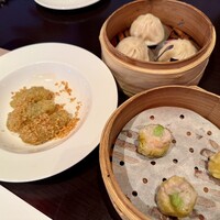 チャイナルーム - 上海式小籠包、枝豆入り豚エビ焼売、ずわい蟹のフライドガーリック