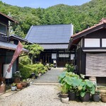 手挽きそば庵 さくら井 - 外観。古民家改装のお店はお庭の手入れも抜群で雰囲気が素晴らしい。