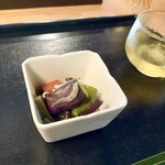 手挽きそば庵 さくら井 - ・先付け
      万願寺とうがらし、ナス、赤こんにゃくとじゃこの煮付け