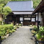 手挽きそば庵 さくら井 - 外観。古民家改装のお店はお庭の手入れも抜群で雰囲気が素晴らしい。