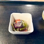 手挽きそば庵 さくら井 - ・先付け
      万願寺とうがらし、ナス、赤こんにゃくとじゃこの煮付け