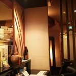 胡魯 - 4席のカウンターと小上がりが奥に