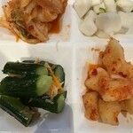 焼肉吾妻 - キムチ盛り合わせ