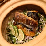 酒ト飯 ヤマダ - サバと貝割の釜飯