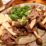 酒ト飯 ヤマダ - あこすじとキノコの炒め