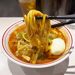 蒙古タンメン中本 - 自社製の特製中太麺