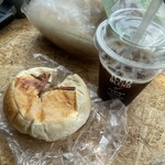 コムギ - 我慢出来ずコンビニコーヒーでガブリ