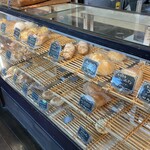 コムギ - パンはショーケースに並んでます。