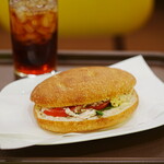 カフェ・ド・クリエ グラン - 料理写真:燻しベーコン＆チェダーフォカッチャ ドリンクセット (￥1,030)