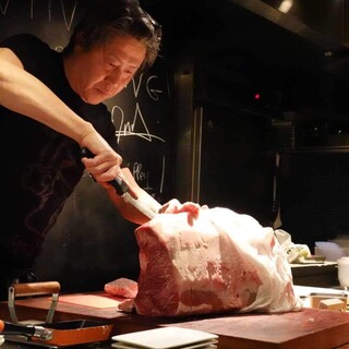 全国各地の経産牛骨つきの塊サーロインから分厚く切り分ける