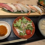 魚力寿司 - 味噌汁をあさり味噌汁に変更し＋サラダ
