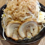 ラーメン裏二郎 東苗穂店 - ラーメン小　豚２枚　上から