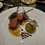 ガストロノミー ジョエル・ロブション - L'Agneau
      仔羊のロティ アンチョビとニンニクを効かせたシューファルシ セージのベニエをアクセントに