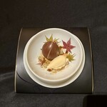 ガストロノミー ジョエル・ロブション - La Noisette du Piemont
      ヘーゼルナッツに見立てたプラリネのムース 洋梨のコンポートとアイスクリームを添えて