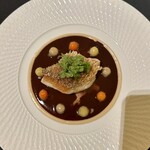 ガストロノミー ジョエル・ロブション - L'Amada
      香ばしく隣を焼きあげた甘鯛 エピスを効かせたソースベルジュテで