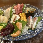 田舎家 炉 - 刺身の盛り合わせ1980円…さざえとサーモンがとても美味しかったです