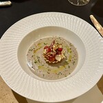 ガストロノミー ジョエル・ロブション - Le Topinambour
      なめらかなフォアグラのロワイヤルにトピナンブールのヴルーテを注いで