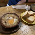 スモークアンドスミビ 102 - しらすと卵のアヒージョ燻製醤油　炭焼きバケット3コ