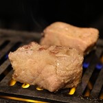 牛タンと馬肉とクリスピー餃子 ひまわり［精］ - 厚切り牛タン焼