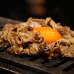 牛タンと馬肉とクリスピー餃子 ひまわり［精］ - バラすき焼き 落し卵黄