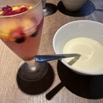 炭焼きワイン食堂 オルサリーノ - サングリア白とお通し