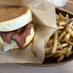 トイチパンケーキ - パンサンドバーガーローストビーフ、ポテト＆ドリンクセット@1480円