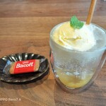 necotto - 高知県産柚子フロートは甘すぎなくて、ミント葉とバニラアイスの相性バツグン。税込¥650
