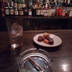BAR 田中 - 桜尾ソーダ割りのおつまみにチョコレート✨️