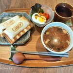 necotto - 本日のランチセットは税込¥800。具がたっぷりで2種楽しめるホットサンド（ハム卵・ひき肉カレー）・塩麹の夏野菜スープ（もち麦入り）手作り感が伝わる家庭的な優しいお味。「とても美味しい」