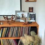 necotto - お店の扉開けたら木の香りがしました。ランチタイムのBGMはレコードではなかったけれど、この空間でレコード聴いたりプロジェクター楽しんだら心地良いでしょうね〜。