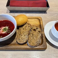 ゴドノフ東京 丸ビル店 - 左からボルシチ、ゆで卵みたいなのがピロシキ、黒パン、ルイボスティー