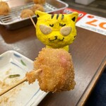串かつ・たこ焼き 味の大丸 - いちごミルク串　209円（税込）