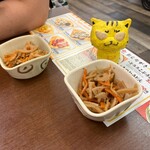 串かつ・たこ焼き 味の大丸 - 付き出し　330円（税込）×2人前　※思いっきり、業○用のきんぴらごぼう　※キタさんは、怪訝そうな顔しながら、全部、食べてました