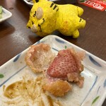 串かつ・たこ焼き 味の大丸 - いちごミルク串　209円（税込）　※分解！良かった、ちゃんとイチゴ、入ってました