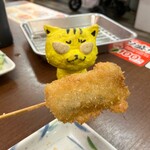 串かつ・たこ焼き 味の大丸 - 名物牛串かつ　165円（税込）