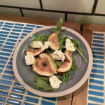 スタンド4坪らばー - いちじくフェスの無花果サラダ　程よい塩味と相まっておいしー