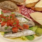 303 ネロ - 冷えててもバリッバリ食感のバケットを含めた前菜盛り合わせ